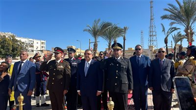  في الذكرى الـ55.. محافظ البحر الأحمر يضع إكليلا من الزهور على النصب التذكاري لشهداء معركة شدوان