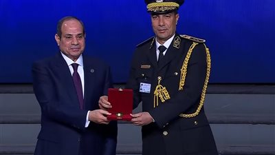الرئيس السيسي يمنح عددًا من أعضاء هيئة الشرطة أنواط الامتياز 