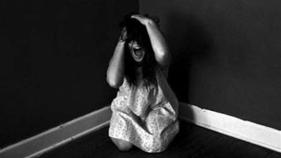 مشافتش النور من 6 سنين.. نقل فتاة البدرشين بعد تحريرها من قيودها إلى المستشفى لتدهور حالتها