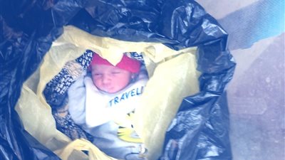 عمره يومان.. العثور على طفل داخل أكوام القمامة بسوهاج