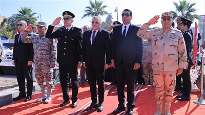 نائب محافظ الأقصر يضع إكليل الزهور على النصب التذكاري لشهداء الوطن خلال احتفالية عيد الشرطة الـ 73