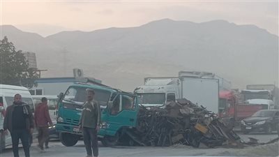 انقلاب سيارة نقل محملة بالحديد على طريق الأدبية في السويس 