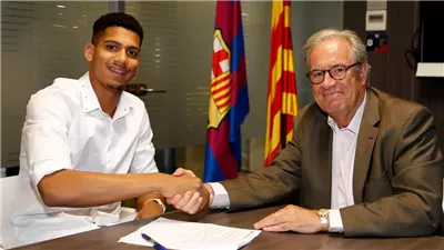 رسميًا.. أرواخو يوقع عقدا جديدا مع برشلونة حتى عام 2031