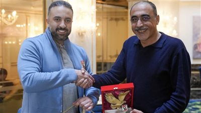 سراج الدين يستقبل رئيس رابطة مشجعي الأهلي في قطر ويهديه درع النادي