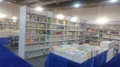  جمهور معرض الكتاب يؤدون صلاة الجمعة في ساحاته| صور