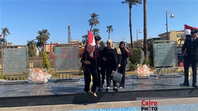 أمام النصب التذكاري للشهداء.. سيدات الأقصر يحتفلن بعيد الشرطة بتوزيع الشوكولاتة والورود