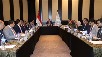 الرعاية الصحية تدرس تعديل هيكل أجور الأطقم الطبية وإضافة حزمة من الحوافز لمجابهة هجرة الأطباء 