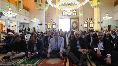 وزير التعليم العالي ومحافظ أسوان يؤديان صلاة الجمعة بمسجد الجامع