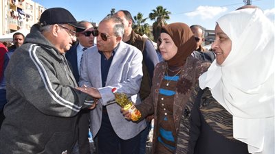 محافظ بورسعيد يفتتح معرض سوق اليوم الواحد بمدينة بورفؤاد لتوفير السلع بأسعار مخفضة| صور 