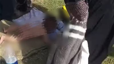 بعد تداول الفيديو.. ضبط سيدة تفترش الرصيف ومعها رضيع دون ملابس بالإسكندرية