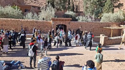 مع بداية أول أيام إجازة نصف العام... إقبال كبير على زيارة المقدسات الدينية بسانت كاترين
