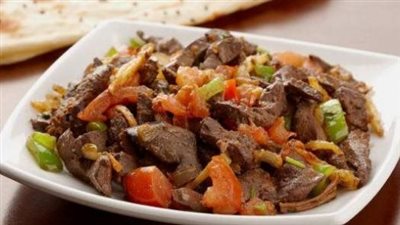 أحلى من المنوفي.. طريقة عمل الكبدة بالبصل والطماطم والفلفل 