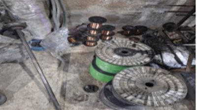 ضبط مصنع غير مرخص لإعادة تدوير زيوت السيارات مجهولة المصدر بالجيزة