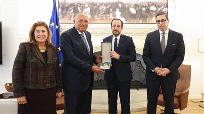 السفير سامح شكري وزير الخارجية السابق يتقلد وسام الصليب الأعظم لمكاريوس الثالث