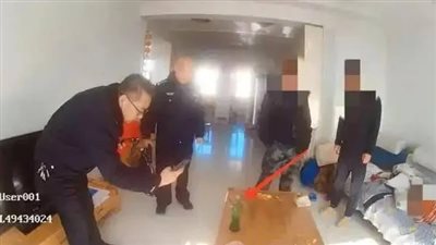 صغير يبلغ عن تعاطي والده المخدرات بعد توبيخه لعدم أداء واجبه المدرسي