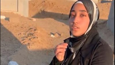 فتاة تجلس بجوار قبر والدتها منذ عام بعد وفاتها بالسرطان في الإسماعيلية: كان نفسها تشوفني مهندسة| بث مباشر 