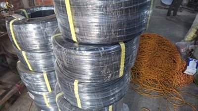 استخدما علامة تجارية مقلدة.. القبض على شخصين لإدارتهما مصنع أسلاك كهربائية غير مرخص بالبحيرة| صور