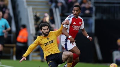 أرسنال يواصل مضايقة ليفربول في صدارة الدوري الإنجليزي بفوز صعب على ولفرهامبتون