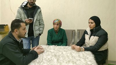 أسرة إنتاج سينمائي بحدائق الأهرام ضحية جيرانهم بسبب خناقة صغار: غدروا بينا وإحنا رايحين نتصالح معاهم| فيديو