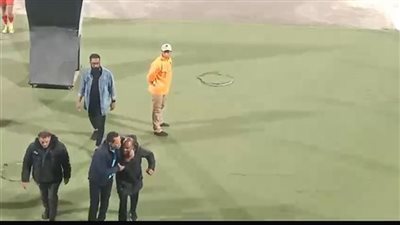 شوبير: عامل الزمالك تعدى بالضرب على حامل الكرات.. وقرارات الرابطة عجيبة