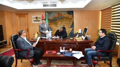 محافظ الفيوم يتسلم المخططات الاستراتيجية العامة المعدلة لمدينتي الفيوم ويوسف الصديق