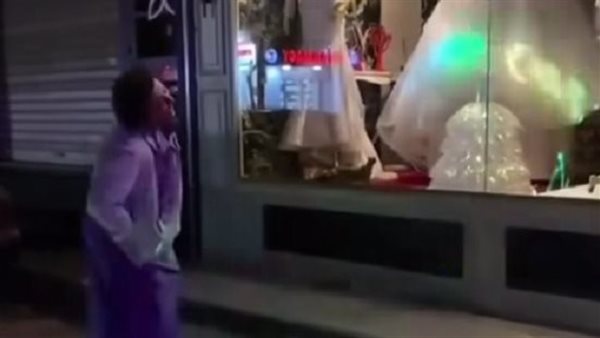 فتاة تغني أمام محل