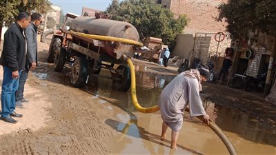 محافظ بني سويف يوجه بحل مشكلة تسريب مياه الصرف بقرية ميانة بإهناسيا 