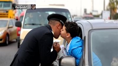 رجال الشرطة يشاركون المواطنين الاحتفال بالذكرى الـ 73 لعيد الشرطة بالمحافظات