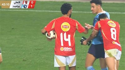 طرد أحمد توفيق لاعب بيراميدز بعد التدخل على الدبيس خلال مباراة الأهلي