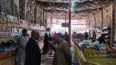 بأسعار مخفضة.. رئيس مدينة إهناسيا ببني سويف يتفقد أماكن إقامة معارض أهلًا رمضان 