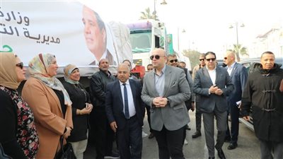محافظ بني سويف يشرف على تحرك قافلة إغاثية لدعم غزة.. وطفلة تلفت الأنظار برسالة تضامن مؤثرة