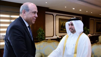 وزير الطيران المدني يلتقي وزير النقل القطري لبحث التعاون المشترك