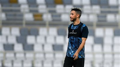 ناصر ماهر يؤازر لاعبي الزمالك أمام بيراميدز من المدرجات 