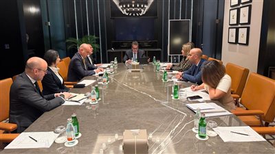 وزير الصحة يتفق مع فايزر لتوريد تطعيم الالتهاب السحائي الرباعي.. والتعاون لعلاج حالات الهيموفيليا المتطورة