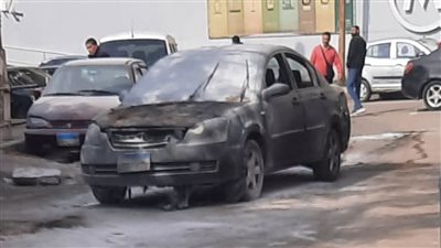 حريق سيارة ملاكي بالإسكندرية.. والمارة يتدخلون لإطفائها