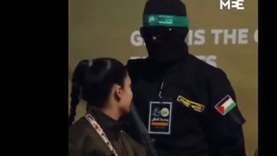 مقطع متداول لابتسام مجندة إسرائيلية لأحد عناصر حماس قبل تسليمها.. وسياسي أمريكي: وجدت رجالا حقيقيين في غزة