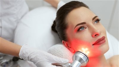ما هو العلاج بالضوء الأحمر؟.. تعرف على فوائده واستخداماته