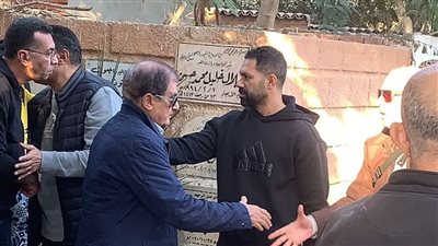 بملامح حزينة.. حسني عبد ربه يشيع جثمان جدة زوجته في الإسماعيلية | بث مباشر 