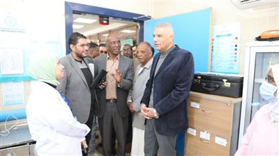استعدادًا لتطبيق التأمين الشامل.. محافظ أسوان يتفقد وحدة العلاقي وقرشة لخدمة 9200 نسمة