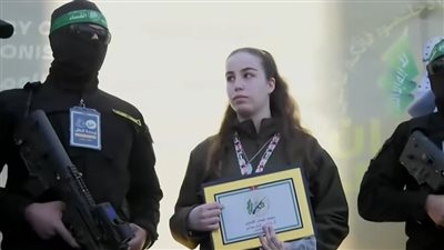 الفصائل الفلسطينية تسلم آجام بيرجر إلى الصليب الأحمر ضمن الدفعة الثالثة من التبادل