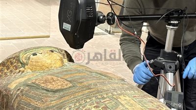 لمعرفة المواد المستخدمة.. البعثة الإسبانية بالأقصر تبدأ تحليل ألوان تابوت خشبي من الأسرة 17 | صور 