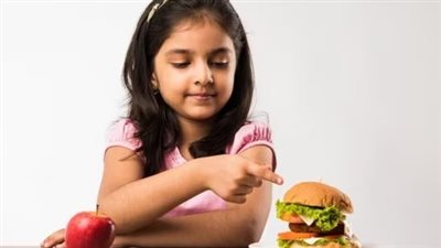 أبرزها اللحوم المصنعة.. تعرفي على أكثر 5 عناصر لا بد من تجنبها في إفطار الأطفال