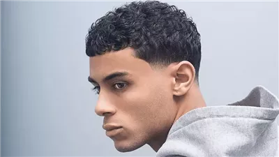 10 قصات شعر رجالي كيرلي.. نصائح للحفاظ على الترطيب