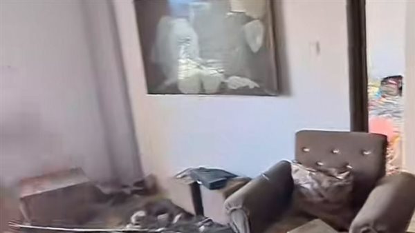 شاب فلسطيني يوثق