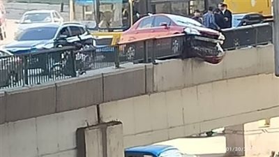 سيارة ملاكي تصطدم بسور كوبري أكتوبر وتظل معلقة في الهواء 
