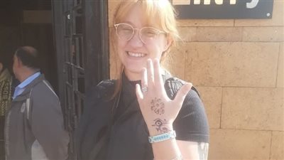 احتفالًا بتسجيل اليونسكو للحناء على قائمة التراث.. متحف تل بسطا ينظم ورشة عمل لرسم الحناء للزائرين | صور