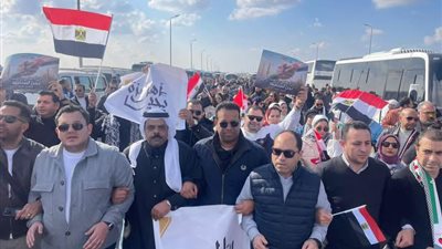 الكاتب الصحفي محمد كمال يشارك في المظاهرة المليونية من أمام معبر رفح