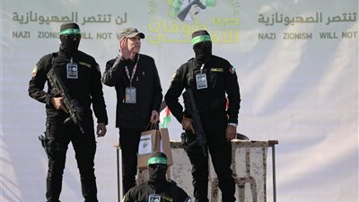 له ولزوجته التي أُفرج عنها في نوفمبر 2023.. هديتان من الفصائل الفلسطينية لأسير إسرائيلي ضمن تبادل الأسرى