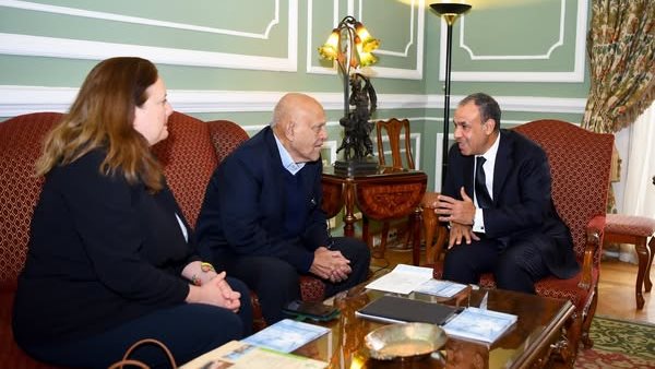 وزير الخارجية يستقبل