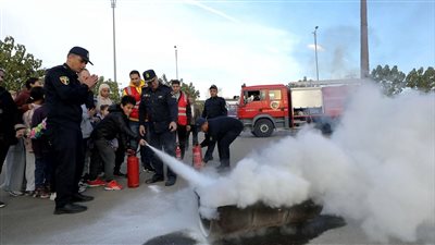 رجال الشرطة يشاركون المواطنين الاحتفال بالذكرى الـ73 لعيد الشرطة بالمحافظات 